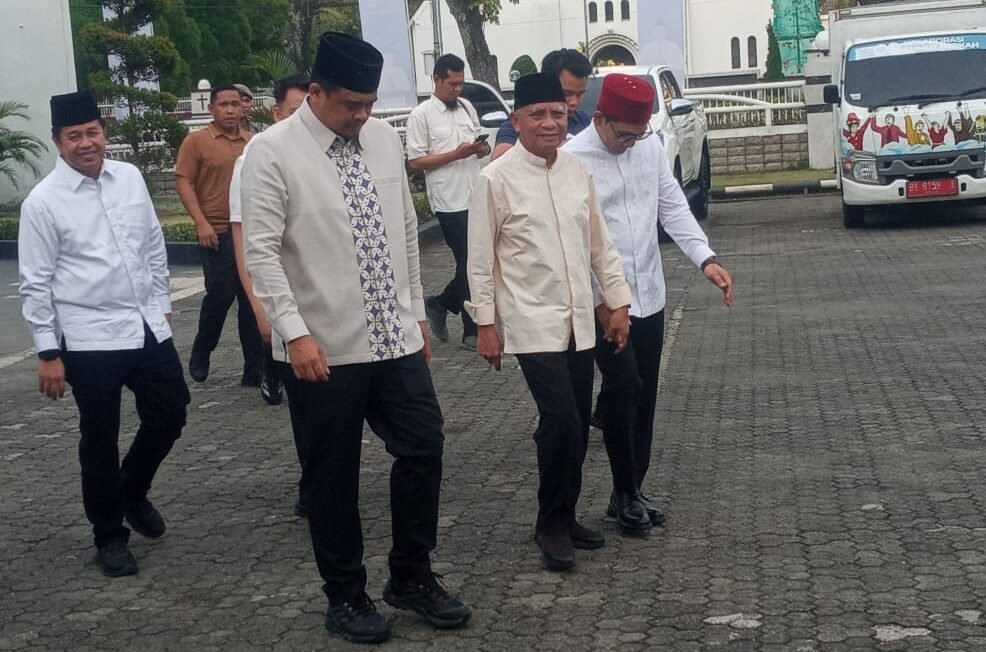 Usai membagikan paket sembako berupa beras. Gubsu Bobby Afif Nasution di dampingi Wakil Gubsu H Surya, BSc dan Kepala Biro Organisasi Sekretariat Daerah Pemerintah Provinsi Sumatera Utara Dr H Zukifli, AP, S.IP, MM tampak berjalan beriringan di halaman kantor Gubsu.