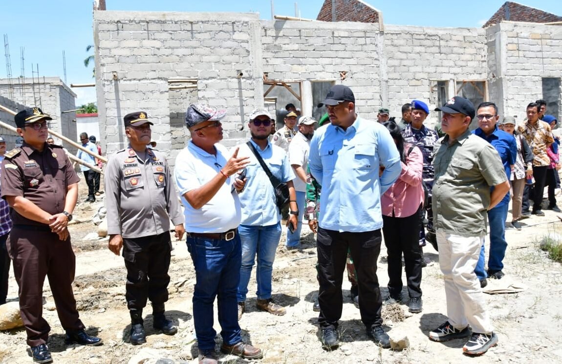 Wakil Bupati Tapteng berdialog dengan Gubernur Sumut dilokasi Pembangunan Hunian Tetap bagi warga terdampak bencana di kawasan Asrama Haji Pinang Sori, Minggu (01/03/2026). 