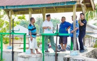 Bupati Batu Bara H. Baharuddin Siagian, S.H., M.Si., meninjau langsung kondisi Jembatan Air Hitam dan pintu air di Dusun VI Air Hitam, Kecamatan Datuk Lima Puluh