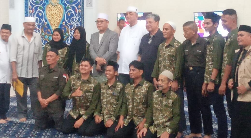 Sekretaris Badan Kenaziran Masjid Agung Kota Medan, Sumatera Utara Ir H Yuslin Siregar ( baju koko warna putih) di dampingi H Indra Utama dan Imam Masjid Agung Kota Medan, Sumatera Utara Ustadz H M Syukur Siregar, S.Pd, Al Hafiz berfoto bersama dengan kalangan pekerja Masjid Agung Kota Medan, Sumatera Utara. (Foto.IMC/Fajaruddin) 