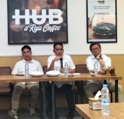 Pemimpin Wilayah Perum Bulog Kanwil Sumut Budi Cahyanto (kiri) didampingi Wakil Erwin Budiyana (kanan) saat menyampaikannya kepada wartawan di Medan