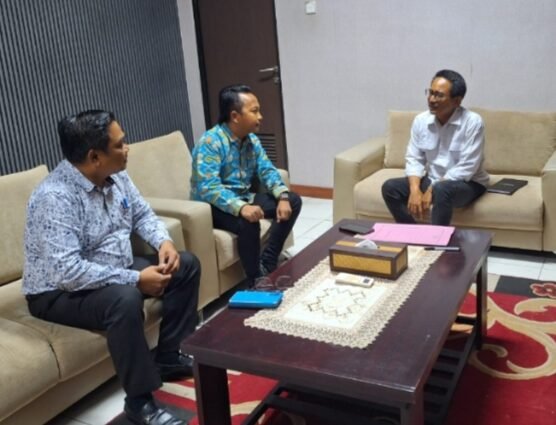 Kepala Kanwil I KPPU, Ridho Pamungkas menerima audiensi Ketua Umum Asosiasi Ahli Hukum Pencucian Uang, Dr. Ariman Sitompul dan Sekjen Rion Arios.