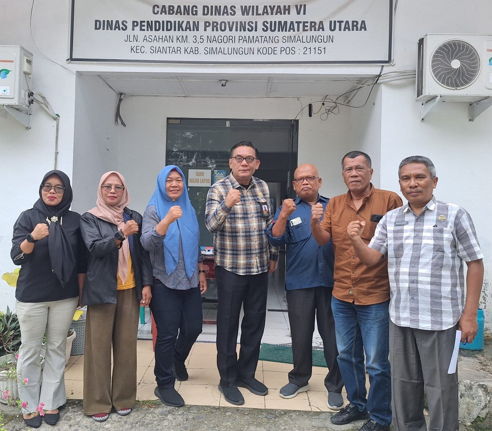Pengurus PWI Siantar dan Simalungun foto bersama Kacabdis Pendidikan Wilayah VI Sumut August Sinaga (tengah kemejak kotak) didampingi Kasubbag Muktar Marbun.