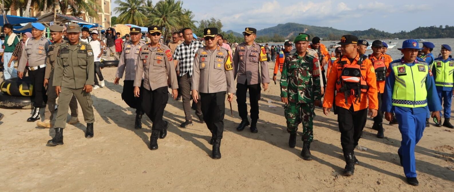 Kapolres beserta jajaran Polres Tapteng saat melakukan monitoring disekitar Pantai Indah Pandan. 