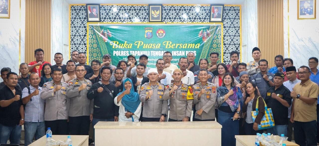 Kapolres beserta jajaran Polres Tapteng foto bersama dengan para jurnalis usai acara buka puasa bersama, di Aula Polres Tapteng, Jumat (13/3/2026). 