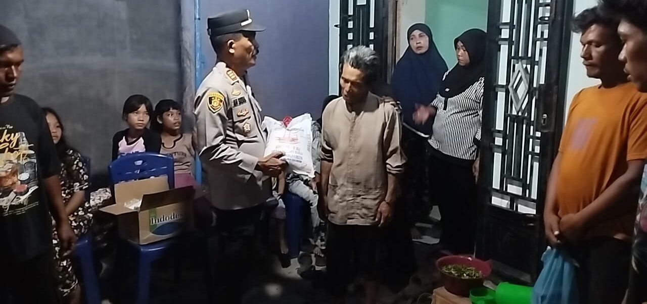 Kapolsek Medang Deras, AKP A.H. Sagala, saat mengunjungi rumah duka
