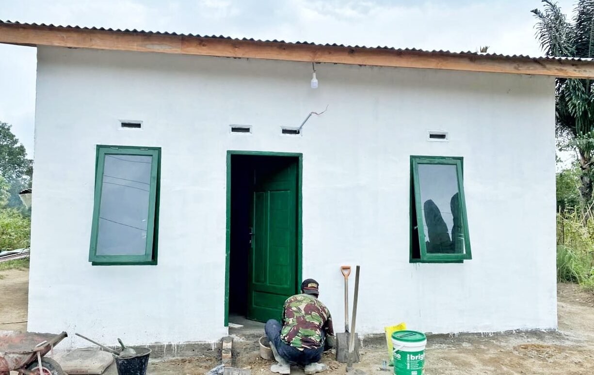 Program TMMD finishing rumah milik Jon Enri Kamsah Saragih.