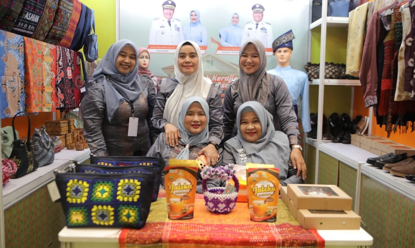 Ketua Dekranasda Kabupaten Asahan Ny. Yusnila Indriati Taufik, menampilkan beragam produk unggulan UMKM Kabupaten Asahan*