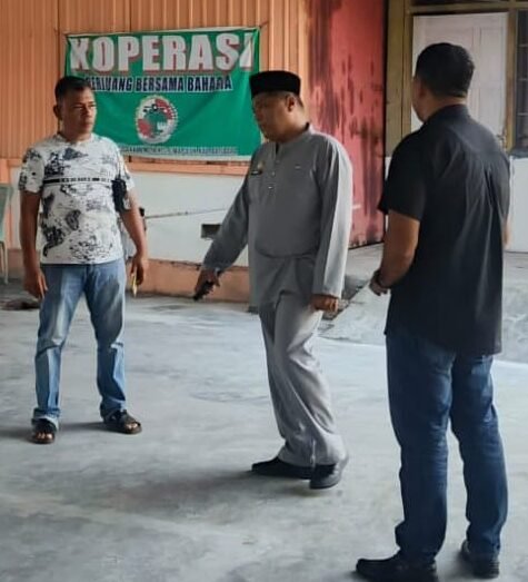 Ketua Iwo Kabupaten Batu Bara Darman ( Kaos Putih) bersama Kadis Penanaman Modal Layanan Pada Satu Pintu ( Dpmptsp ) Murdi Simangunsong serta Kabid pengawas Perijinan Bambang Kurniawan saat meninjau di bangunan Ex KUD Maju Bersamaa