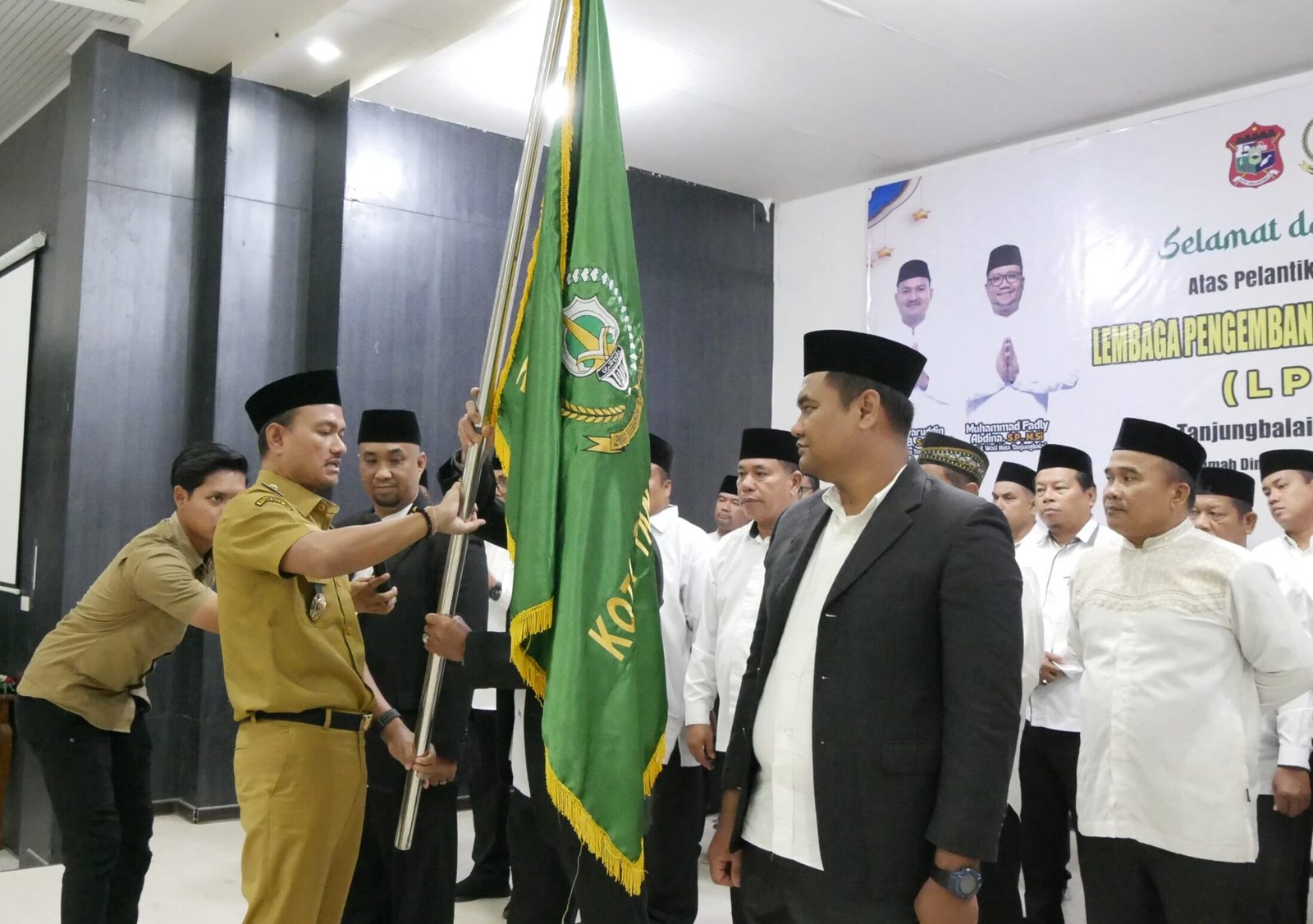 Mahyaruddin Salim serahkan pataka LPTQ kepada pengurus yang dilantik.