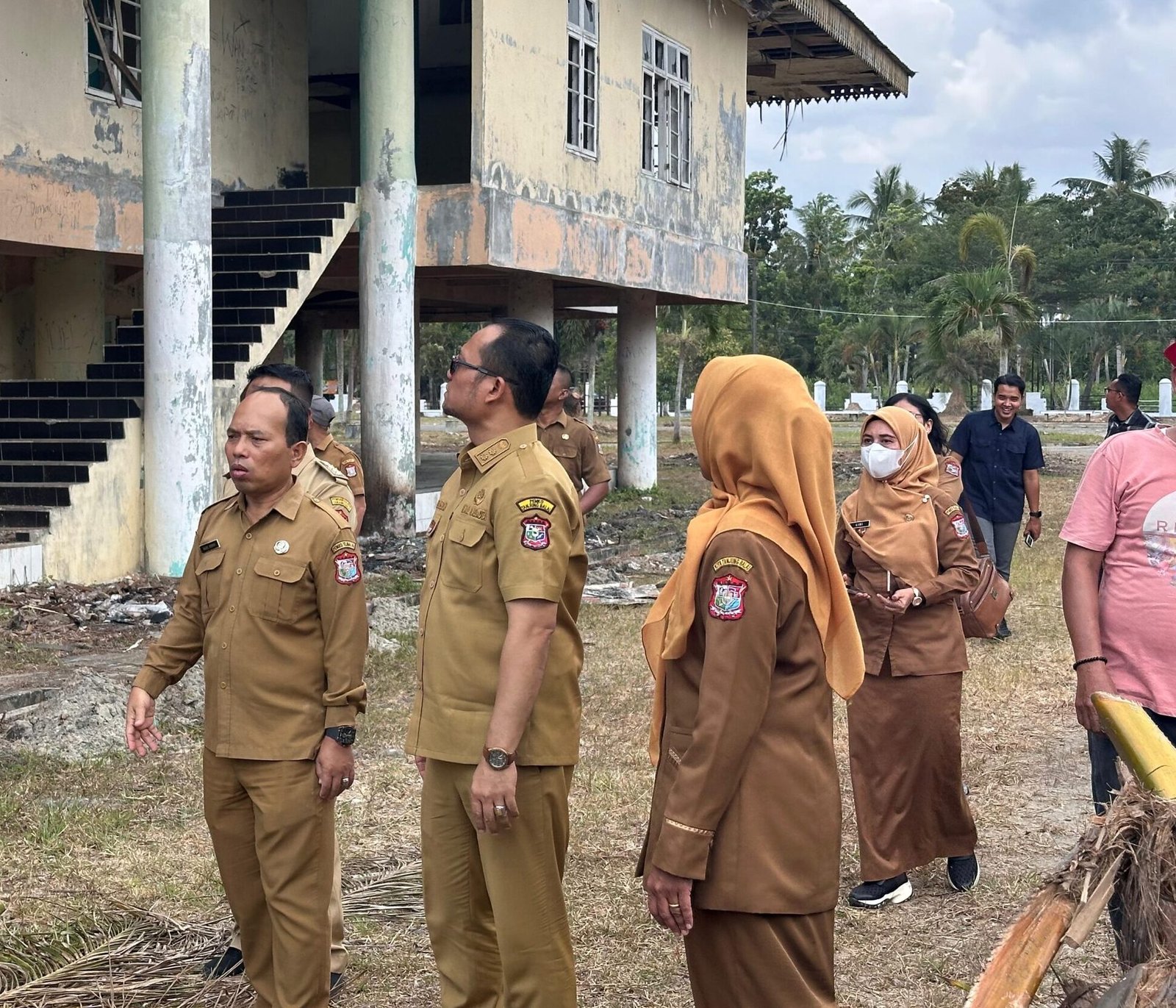 Salah satu sisi GOR jadi perhatian Muhammad Fadly Abdina.