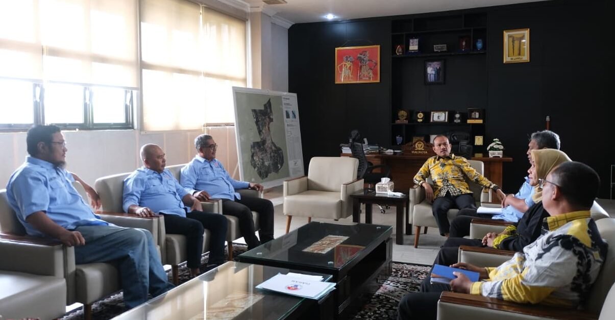 Mahyaruddin Salim saat menerima audiensi Pengurus KONI Tanjung Bala.