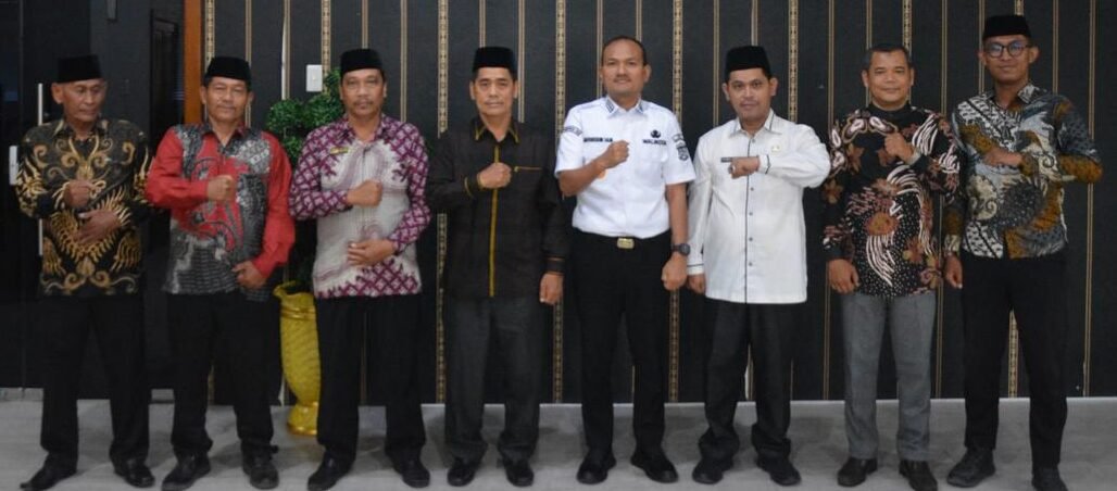 Pengurus Maqom Kota Tanjung Balai foto bersama Wali kota Tanjung Balai Mahyaruddin Salim.