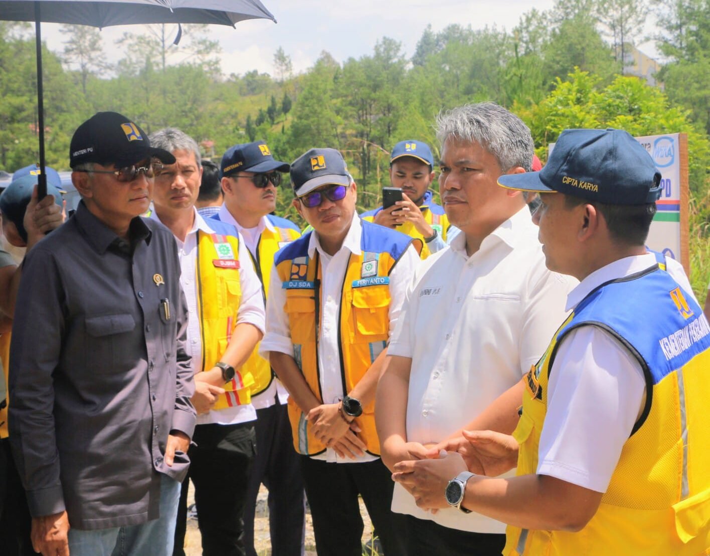 Menteri PU Dody Hanggodo mendengar penjelasan dari Wabup Taput tentang kondisi air minum di Kecamatan Tarutung.
