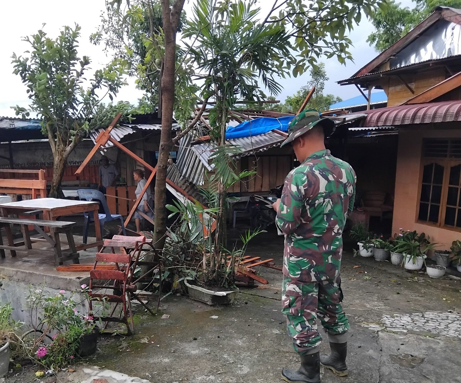 Detik-detik saat puting beliung memporakporandakan sebuah rumah usaha di Desa Parbaju Julu,dan aparat TNI yang sigap turun memantau situasi.