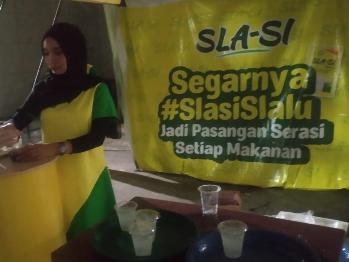Stan tenda SLA-SI di pelataran pintu masuk Masjid Agung, Kota Medan, Sumatera Utara berikan minuman SLA-SI gratis kepada jemaah Masjid Agung Kota Medan. 