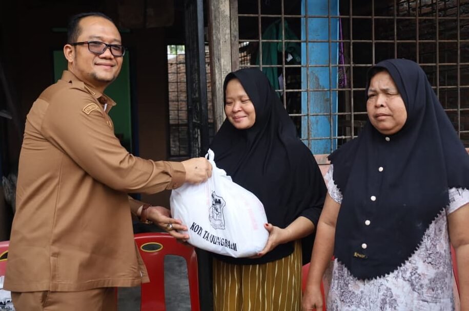 Muhammad Fadly Abdina serahkan bantuan dari Pemko Tanjung Balai kepada warga korban kebakaran.