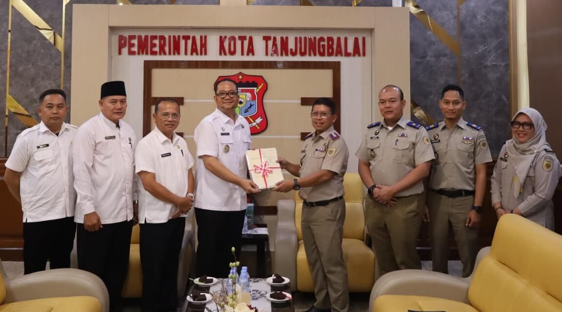 Kepala Kantah BPN Kota Tanjung Balai, Masli Chaniago serahkan sertifikat aset milik Pemko Tanjung Balai kepada Muhammad Fadly Abdina.