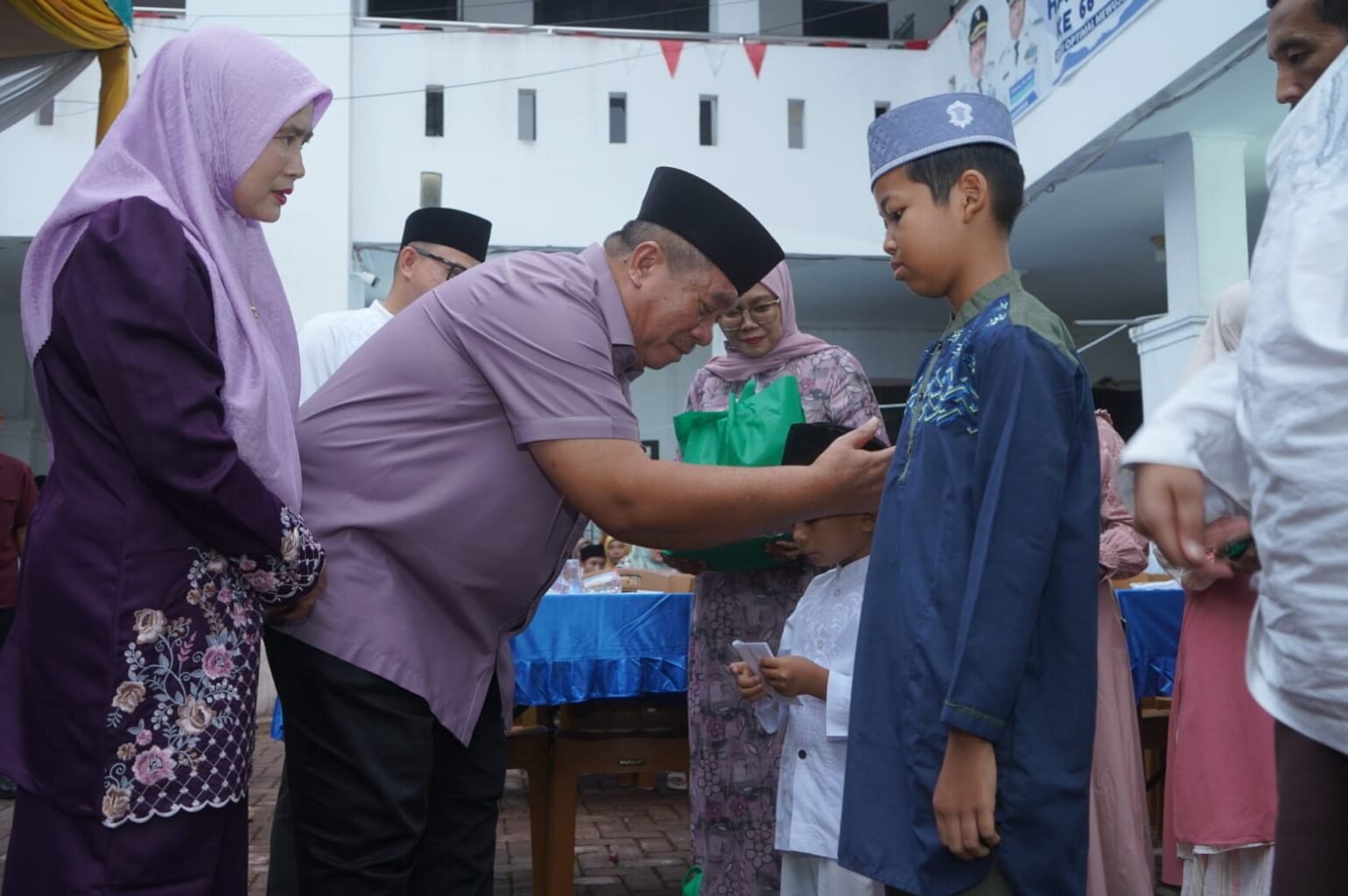 Taufik Zainal Abidin serahkan paket sembako kepada anak yatim