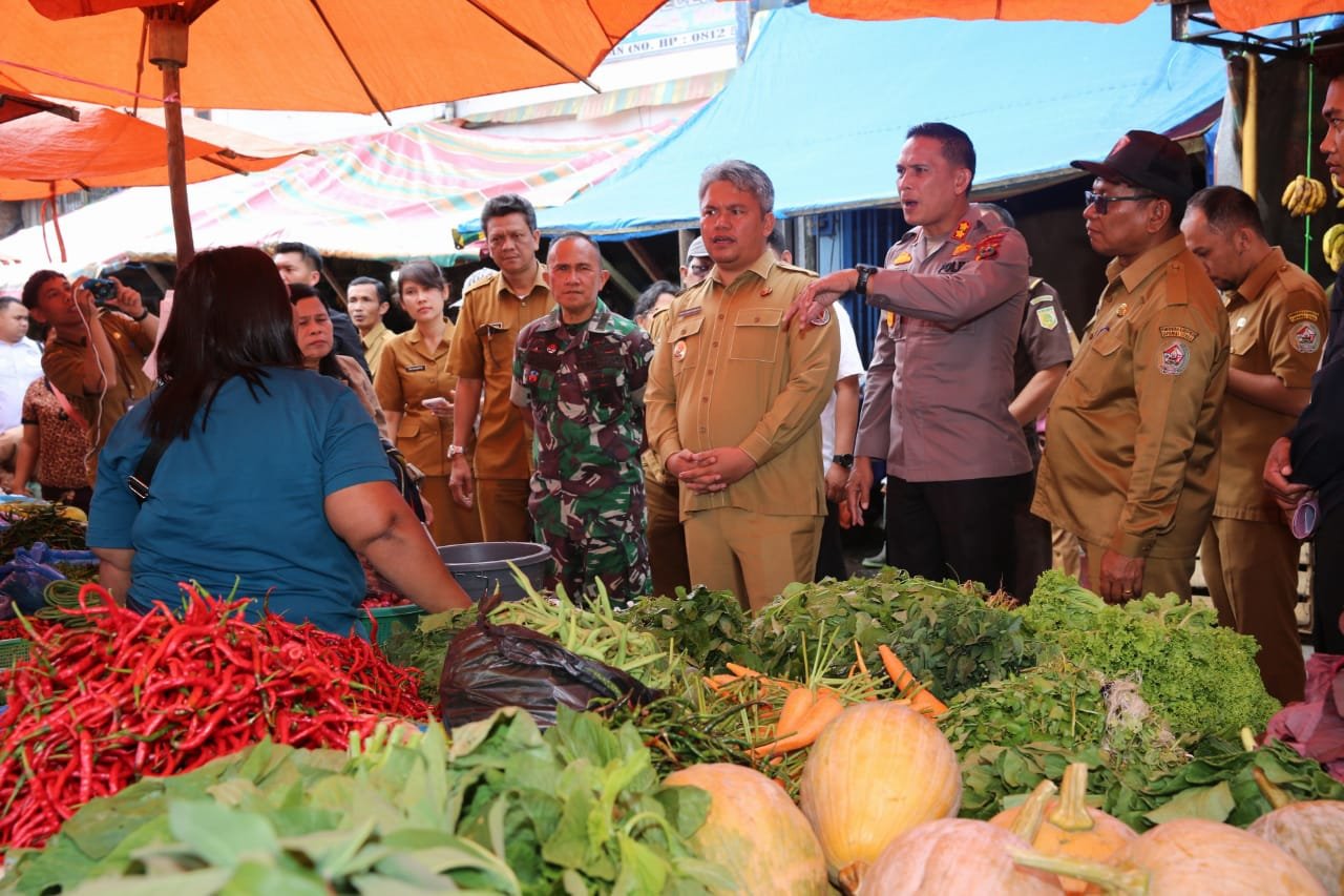 Wabup dan Kapolres Taput menyambangi pedagang di pusat pasar Siborongborong dalam kaitan GPM. 