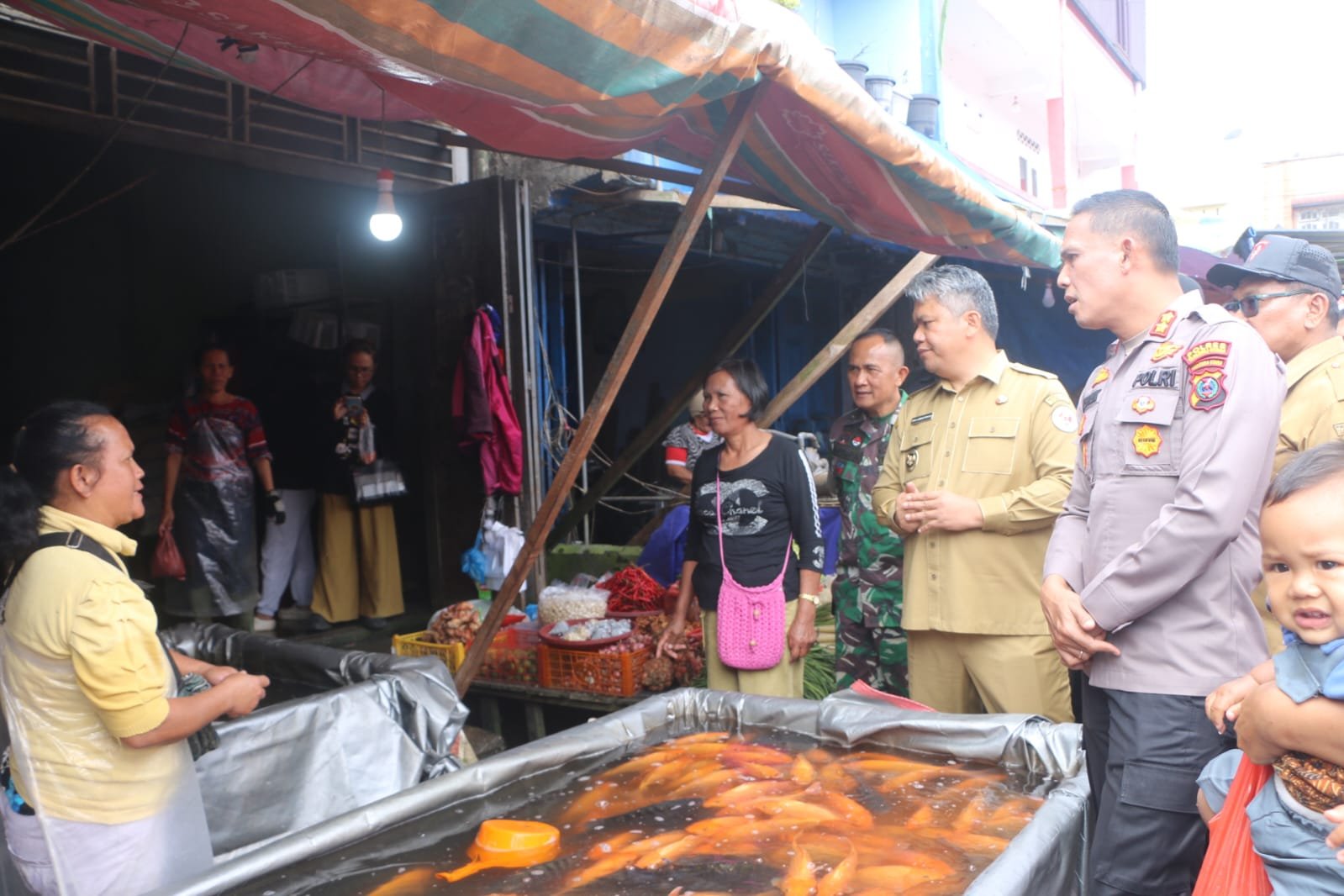 Wabup dan Kapolres Taput menyambangi pedagang di pusat pasar Siborongborong dalam kaitan GPM.