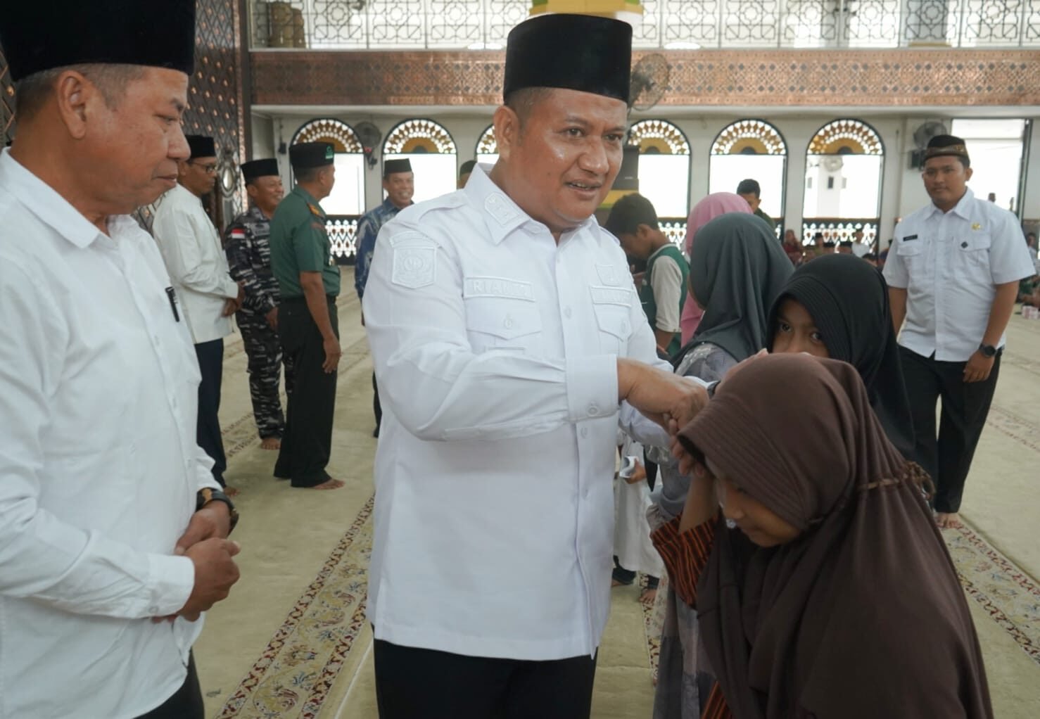Wakil Bupati Asahan Rianto menyerahkan santunan kepada anak yatim.