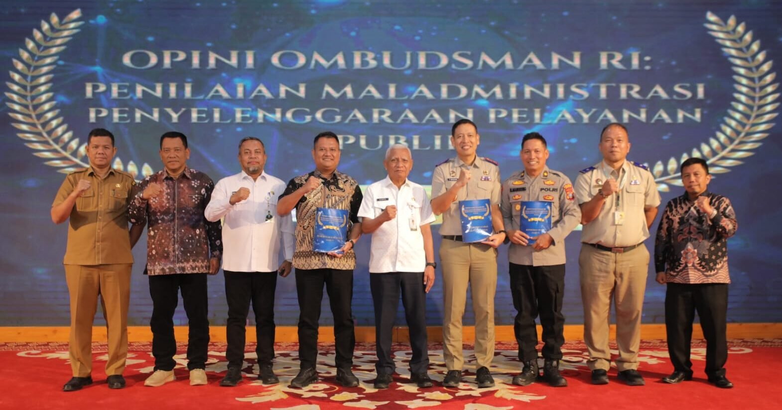 Rianto, dengan para penerima penghargaan foto bersama Wagubsu Surya.