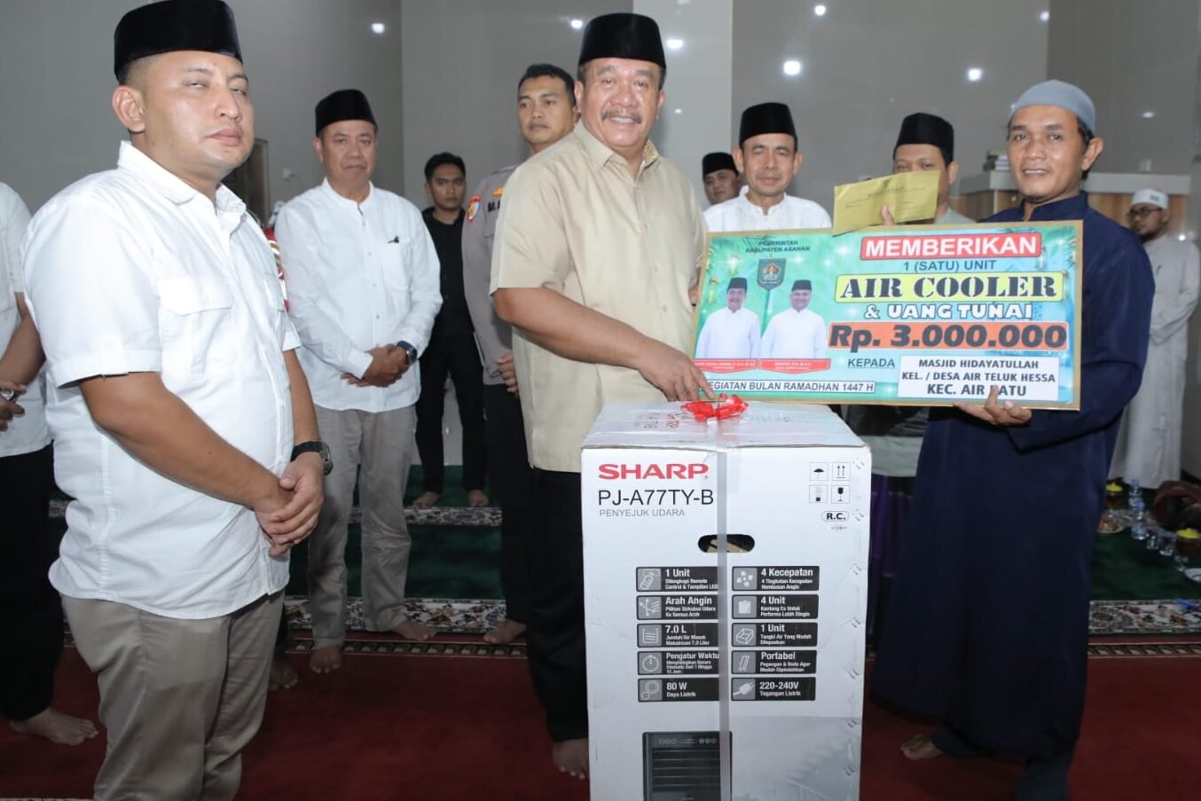 Bupati Asahan serahkan 1 unit AC kepada BKM Masjid.