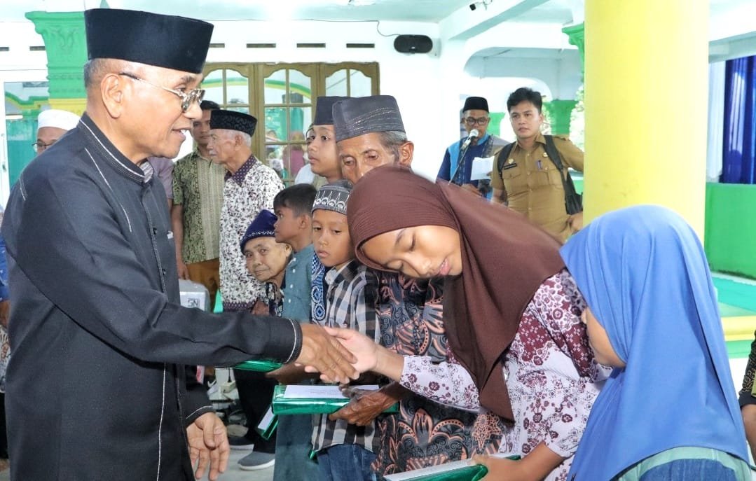 Bupati Simalungun, Dr H Anton Achmad Saragih berikan santuan kepada anak yatim.