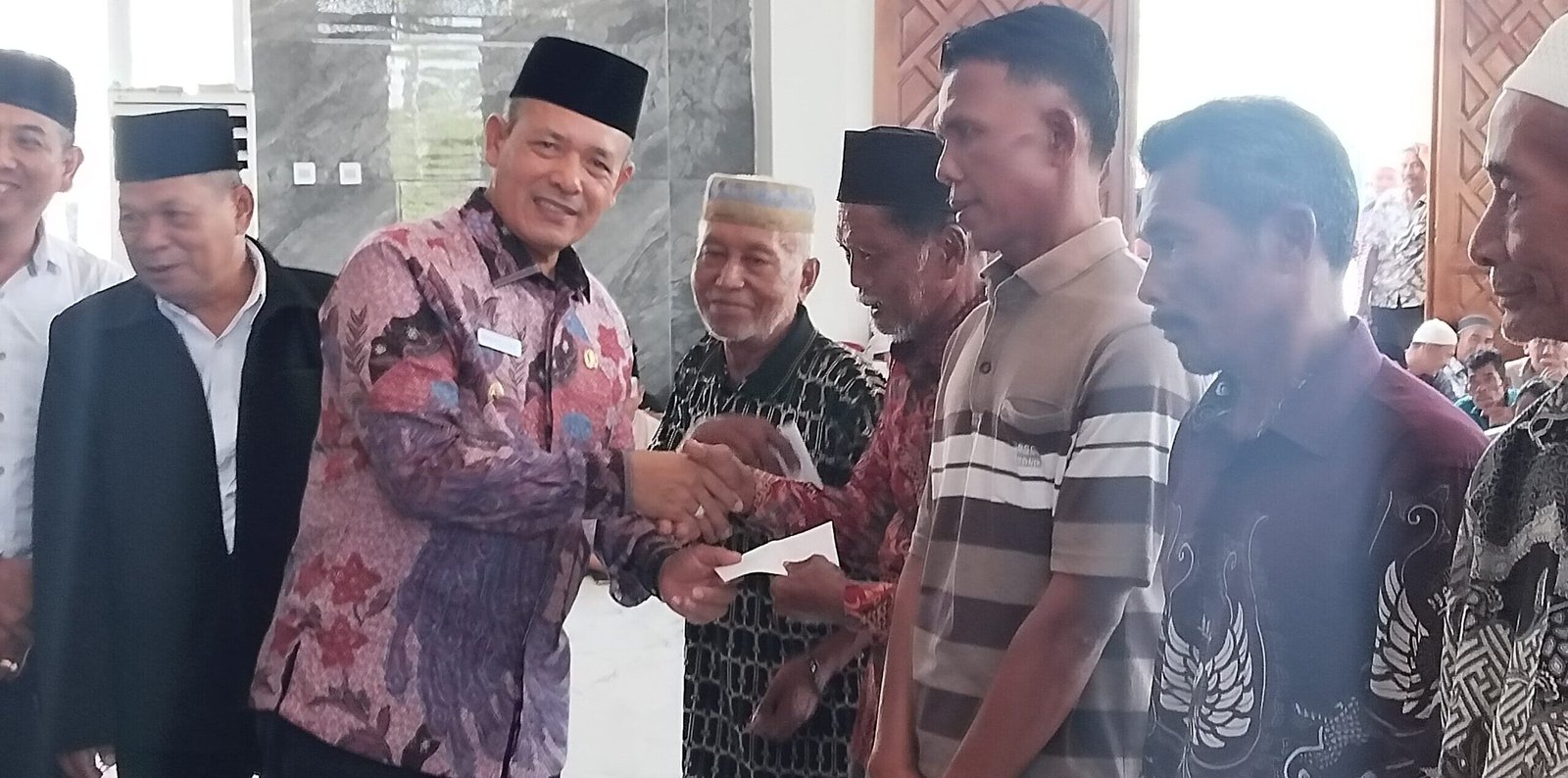 Wakil Bupati Tapteng secara simbolis menyalurkan Zakat kepada masyarakat yang layak menerima, di Masjid Agung Al Muslimin Pandan. 