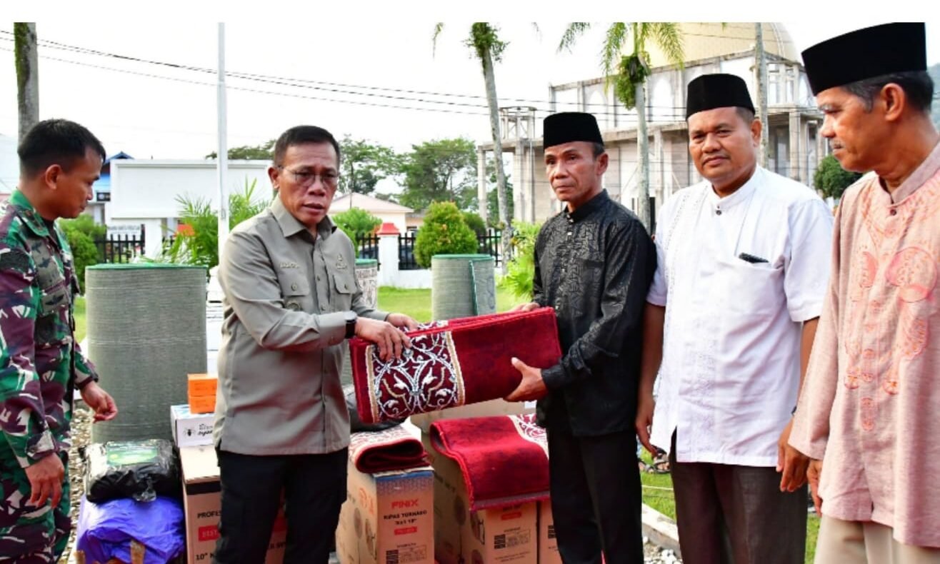 Bupati Tapteng menyampaikan sambutan dan menyerahkan bantuan serta santunan kepada anak yatim saat acara Buka Puasa Bersama, di halaman Kantor Bupati Tapteng.