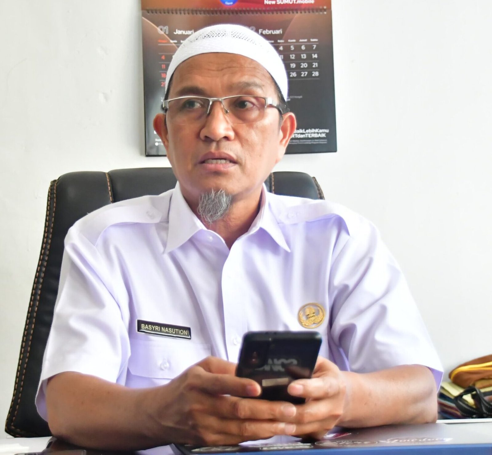 Asisten Pemerintahan, Perekonomian dan Pembangunan Tapteng, Basyri Nasution, SP saat menjelaskan pengelolaan bantuan logistik di Kantor Bupati, Rabu (25/3/2026).