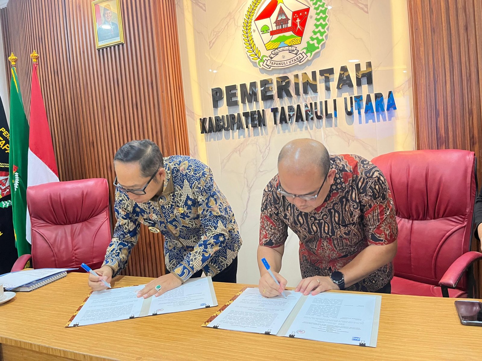 Pemkab Taput teken kerjasama dengan Institut Teknologi DEL Laguboti untuk peningkatan kualitas pembangunan.