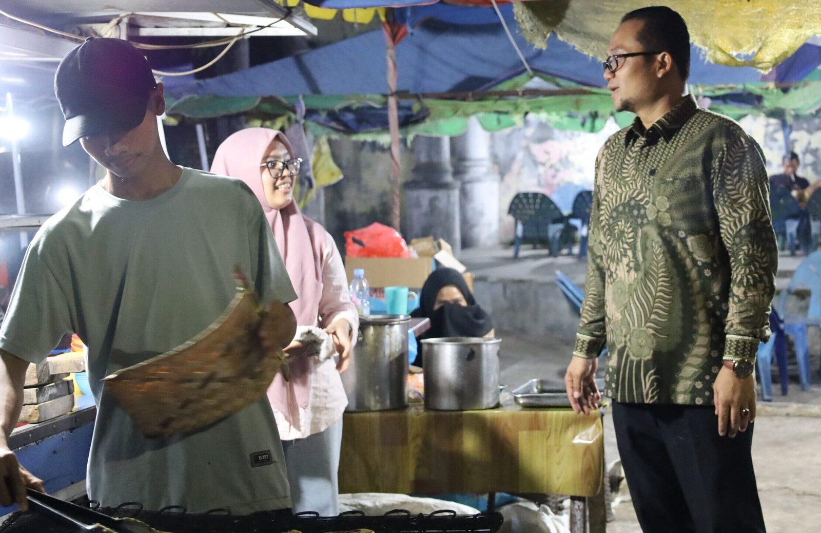 Muhammad Fadly Abdina tegur PKL pedagang sate di lapangan Sultan Abdul Jalil Rahmadsyah