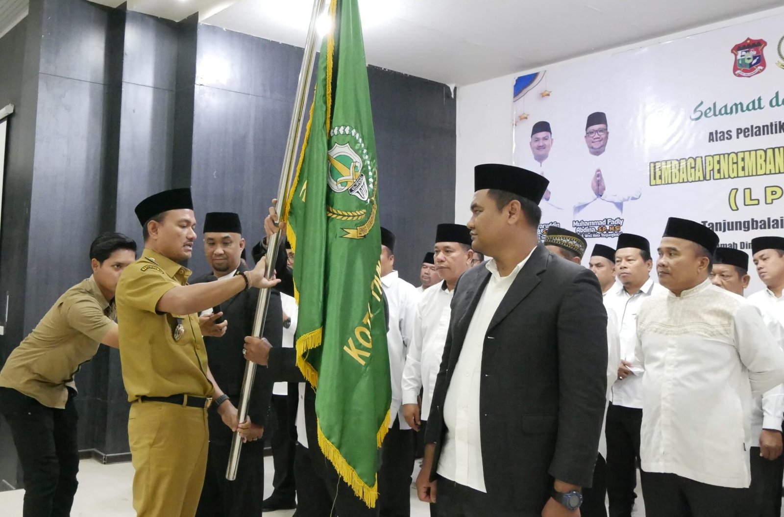 Mahyaruddin Salim serahkan pataka LPTQ kepada pengurus yang dilantik