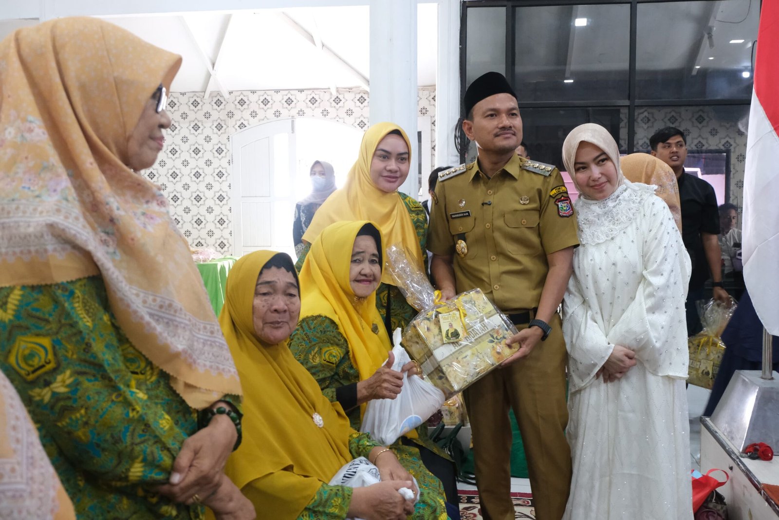 Mahyaruddin Salim berikan bingkisan secara simbolis kepada ibu pengajian Al Hidayah