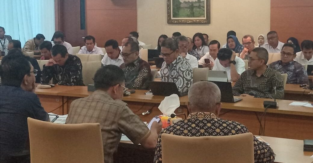 Instansi Balai Besar BBPJN Sumatera Utara, Dinas PUPR Pemprovsu, BPBD Pemprovsu, Perumda Tirtanadi, BBWS Sumatera - II Medan, PLN Unit Induk Distribusi (UID) Sumatera Utara, perwakilan Telkom dan lainnya saat rapat dengar pendapat dengan Komisi D, DPRD Sumut.