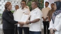 Tampak Ketua SMSI Sumut, Erris J.Napitupulu saat menyerahkan SK.Kepengurusan Forum Pemred Media Siber Indonesia Sumatera Utara, Ketua Forum Pemred terpilih, Lilik Riadi Dalimunte.
