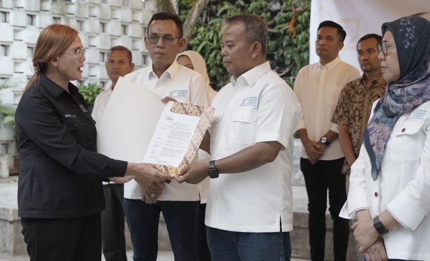 Tampak Ketua SMSI Sumut, Erris J.Napitupulu saat menyerahkan SK.Kepengurusan Forum Pemred Media Siber Indonesia Sumatera Utara, Ketua Forum Pemred terpilih, Lilik Riadi Dalimunte.