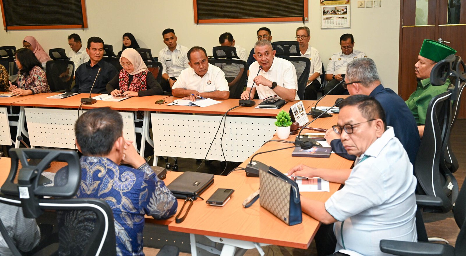 Pj. Sekdaprov Sumut, Sulaiman Harahap menghadiri Rapat Dengar Pendapat Panitia Seleksi Komisi Penyiaran Indonesia Daerah Provinsi Sumatera Utara (KPID Sumut) bersama Komisi A DPRD Sumut di Ruang Rapat Komisi A DPRD Sumut, Jalan Imam Bonjol, Medan, Rabu (4/3/2026).