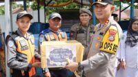 Polres Tapteng Dirikan Kapolres Tapteng saat kunjungan ke POS Pelayanan di Sibabangun memberikan bingkisan kepada personil gabungan yang bertugas.