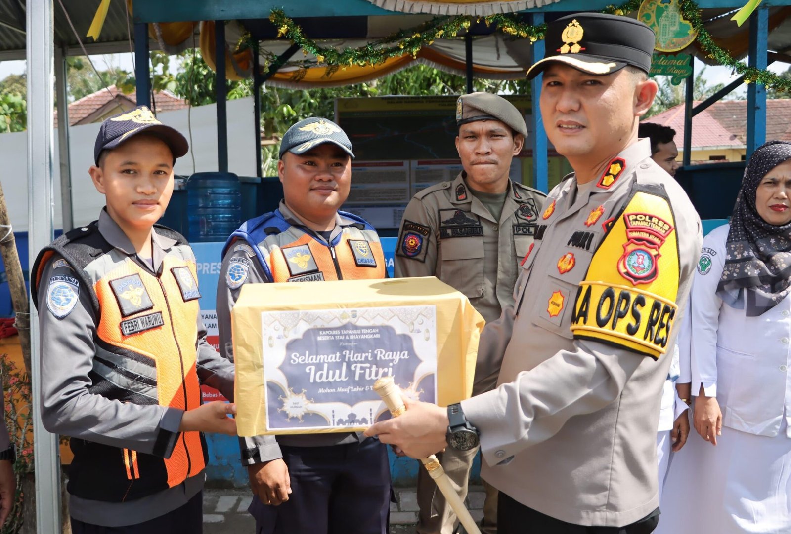 Kapolres Tapteng saat kunjungan ke POS Pelayanan di Sibabangun memberikan bingkisan kepada personil gabungan yang bertugas.