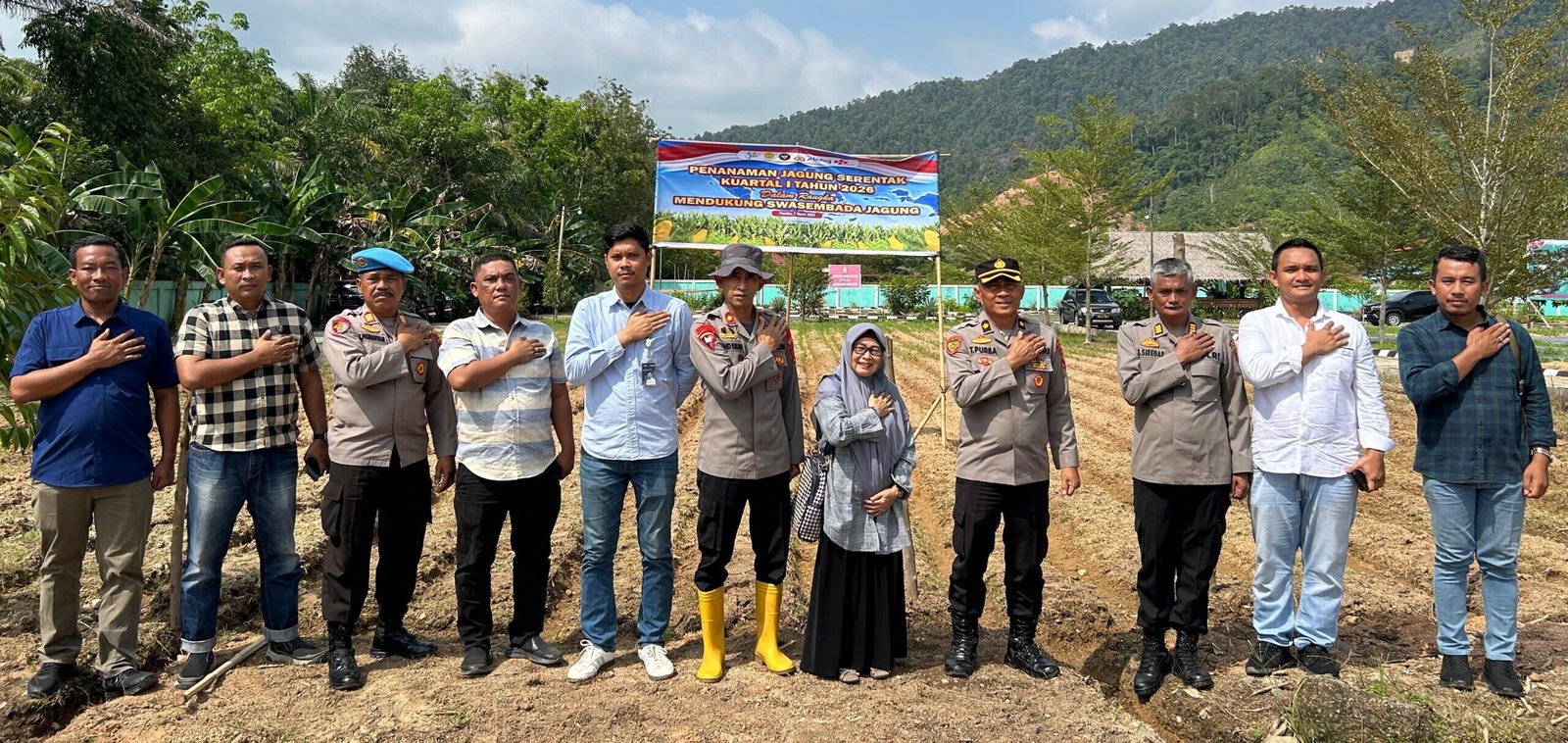 Jajaran Polres Tapteng foto bersama usai penanaman bibit jagung dilahan Ketapang Mapolres Tapteng. 