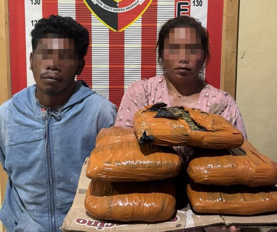 Tersangka MA (31) dan LR (37) beserta barang bukti diamankan di Mapolsek Barus setelah dilakukan interogasi. 