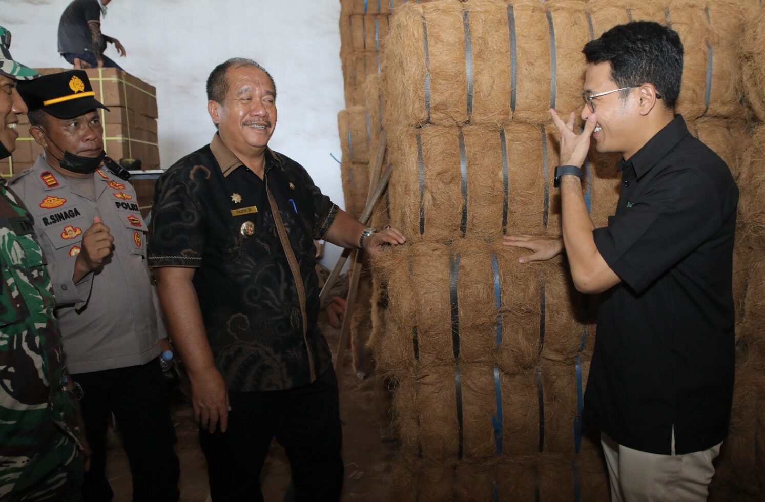 Pimpinan PT Hijau Surya Biotechindo berikan keterangan kepada Taufik Zainal Abidin terkait sabut kelapa yang siap diekspor