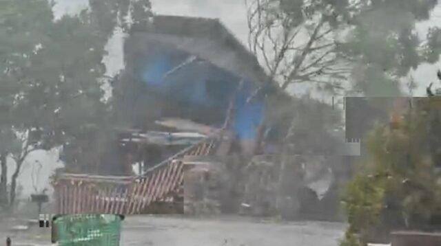 Detik-detik saat puting beliung memporakporandakan sebuah rumah usaha di Desa Parbaju Julu,dan aparat TNI yang sigap turun memantau situasi.