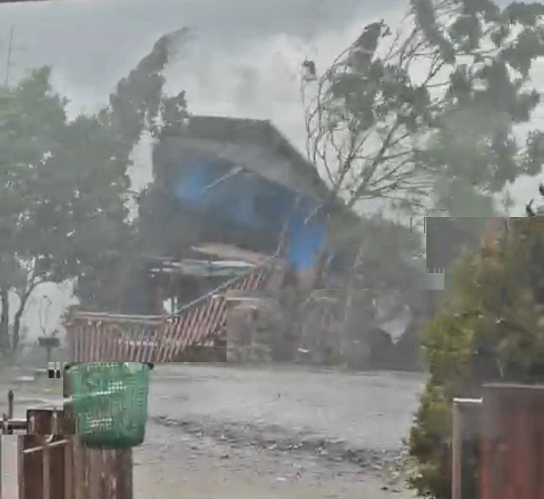 Detik-detik saat puting beliung memporakporandakan sebuah rumah usaha di Desa Parbaju Julu,dan aparat TNI yang sigap turun memantau situasi.