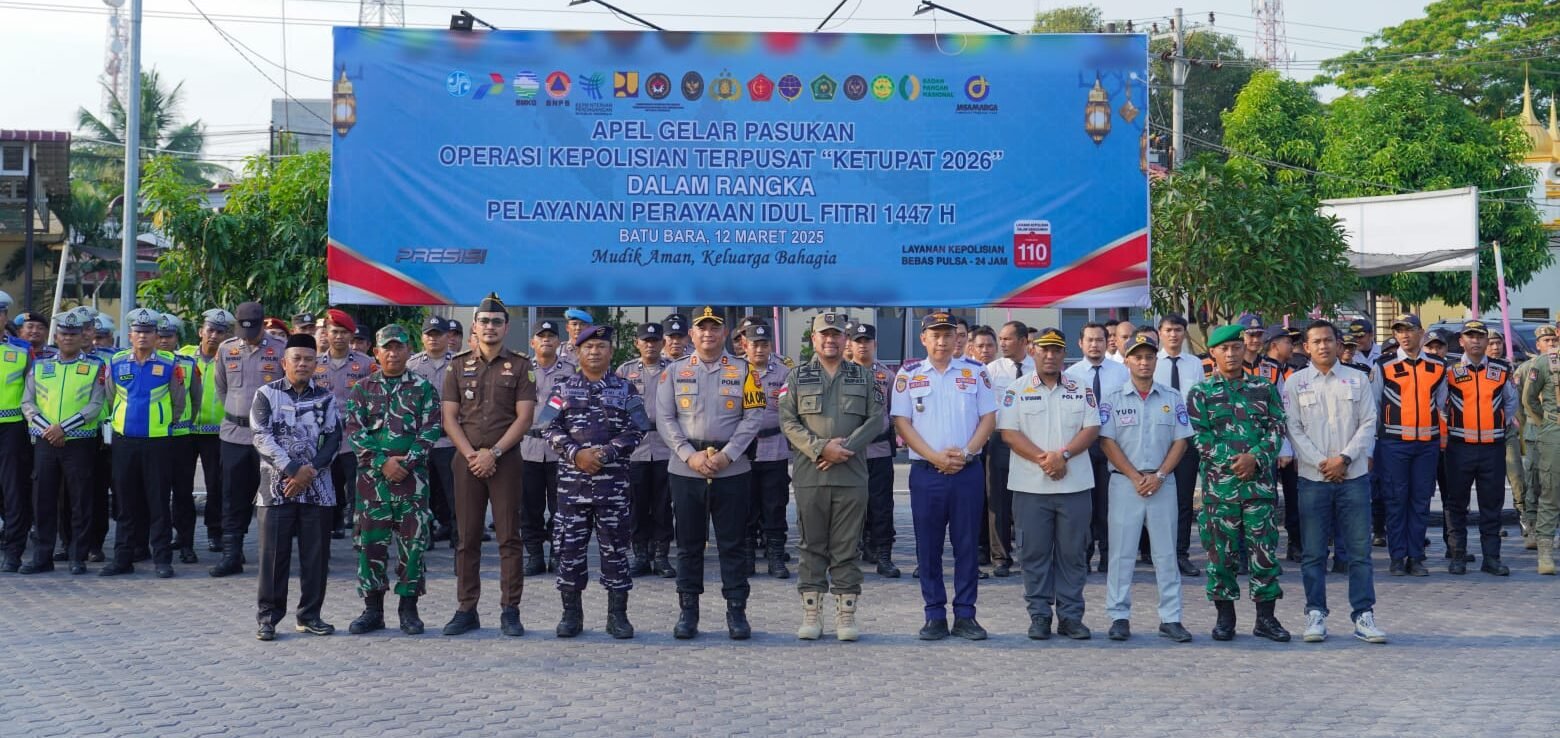 H. Baharuddin Siagian, S.H., M.Si., bersama Kapolres Batu Bara AKBP Doly Nelson H.H. Nainggolan memimpin Apel Gelar Pasukan Operasi Ketupat 2026 di Lapangan Polres Batu Bara,