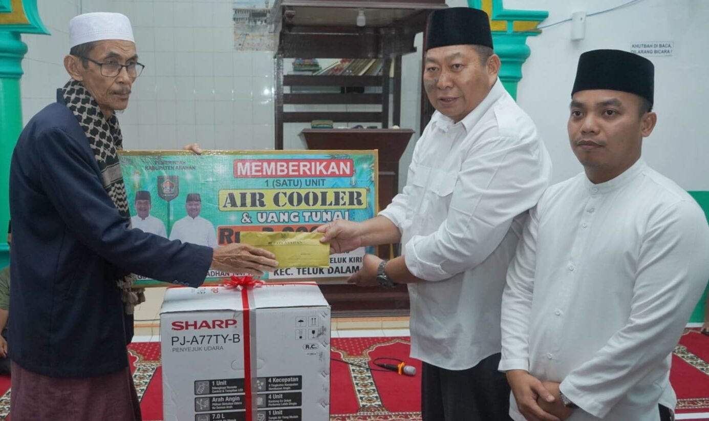 Zainal Aripin Sinaga serahkan bantuan uang tunai Rp3.000.000 dan satu unit cooler kepada BKM Masjid Jami Setia Janji*.