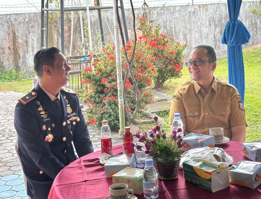 Muhammad Fadly Abdina bersama Kepala Kantor Imigrasi Kelas II TPI Tanjung Balai Asahan (Kanim TBA), Barandaru Widyarto.